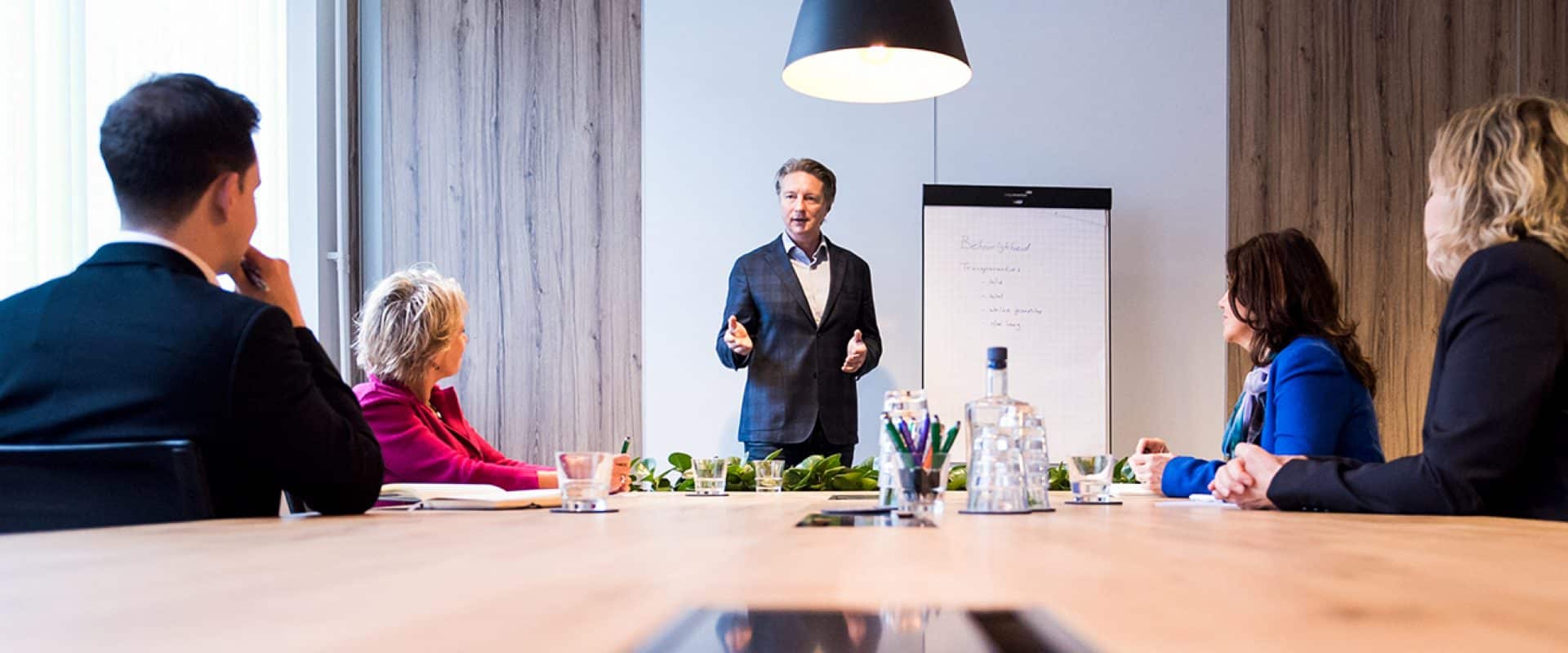 Het privacyteam in gesprek met de externe functionaris gegevensbescherming De externe functionaris gegevensbescherming en het privacyteam